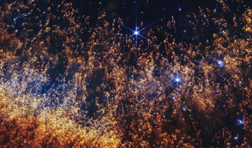 Nova imagem de uma porção da Nebulosa da Hélice, obtida pelo Telescópio Espacial James Webb d...