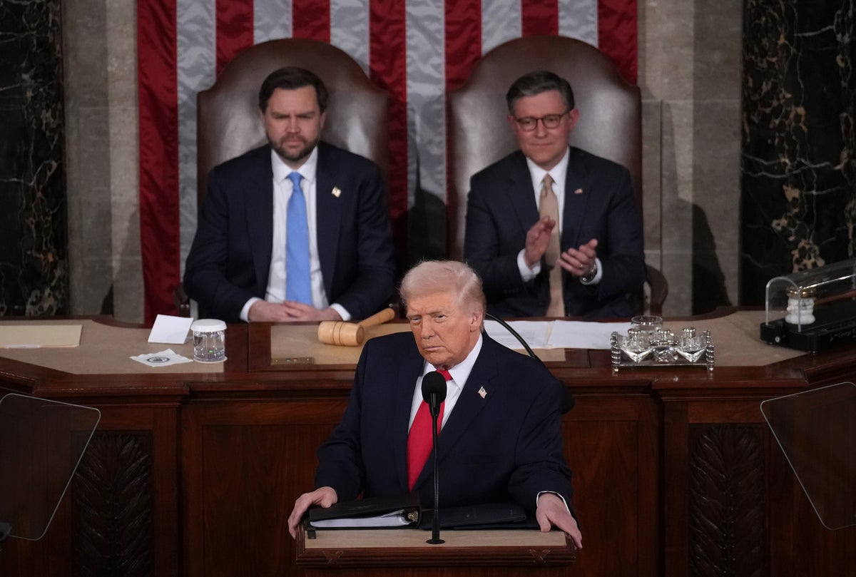 U.S. President Donald Trump, with Vice President JD Vance and Speaker of the House Mike Johnson (...