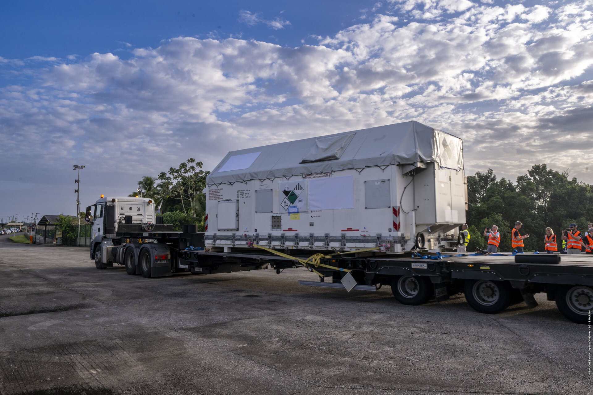 FLEX_and_Sentinel-3_head_to_launch_site_pillars FLEX and Sentinel-3C arrive at Europe’s Spaceport