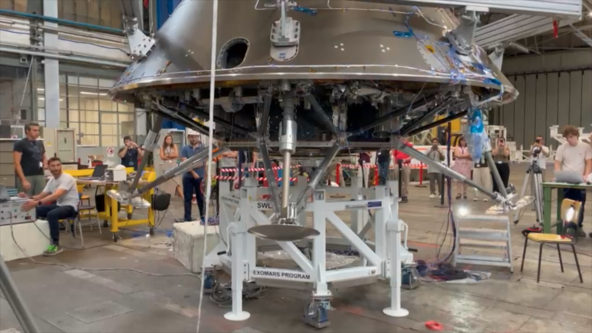 ExoMars_stretches_out_its_legs_pillars ExoMars stretches out its legs