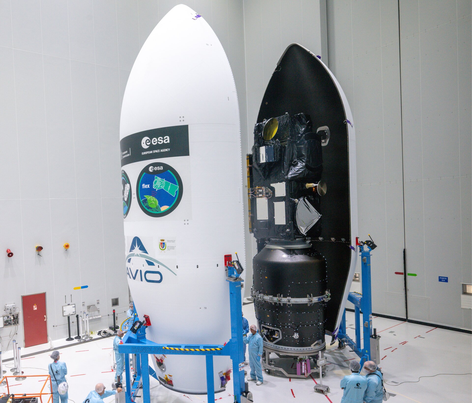 FLEX_and_Sentinel-3C_being_sealed_from_view_pillars FLEX and Sentinel-3C sealed within Vega-C fairing