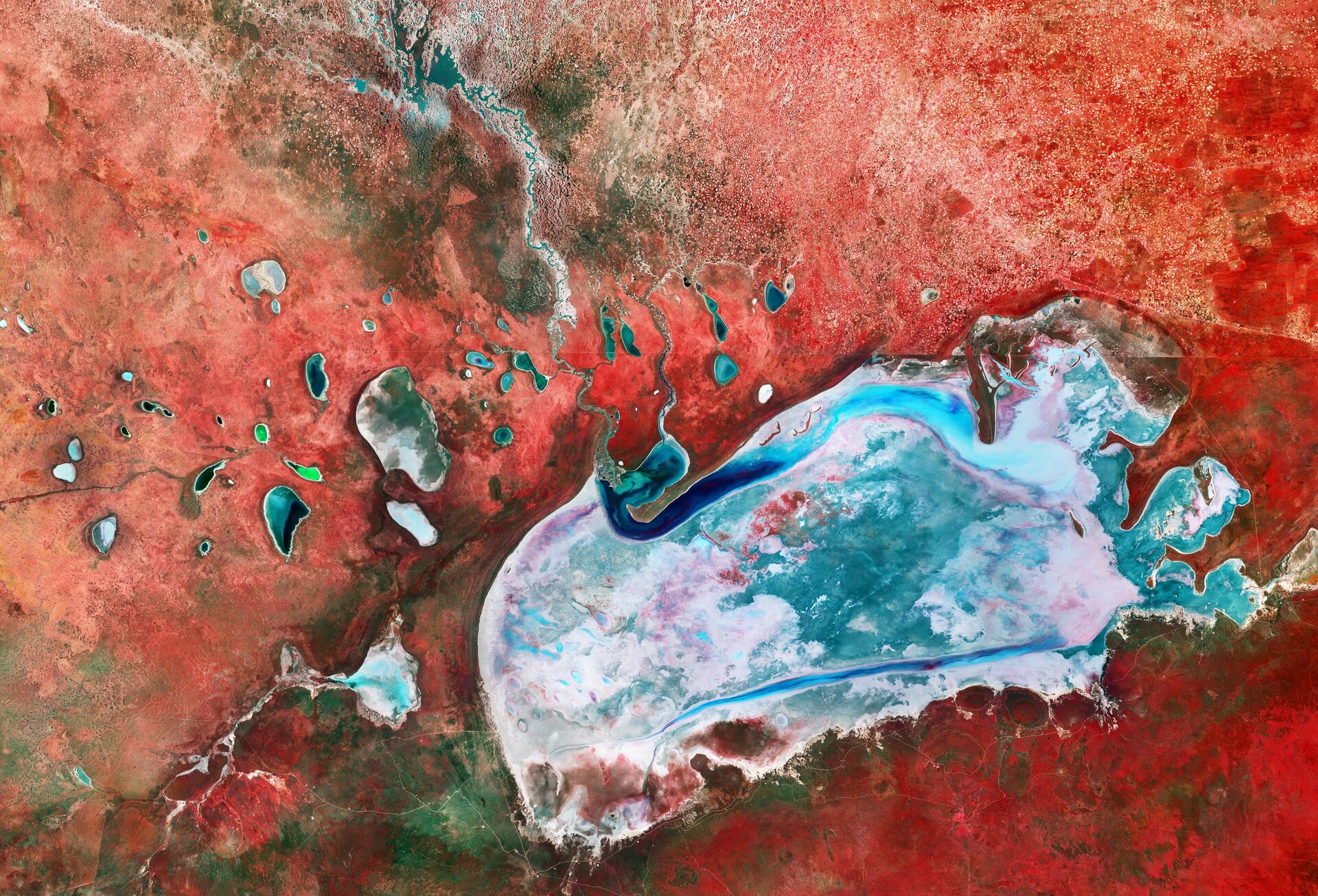 Earth_from_Space_Namibia_s_biggest_salt_pan_pillars Earth from Space: Namibia’s biggest salt pan