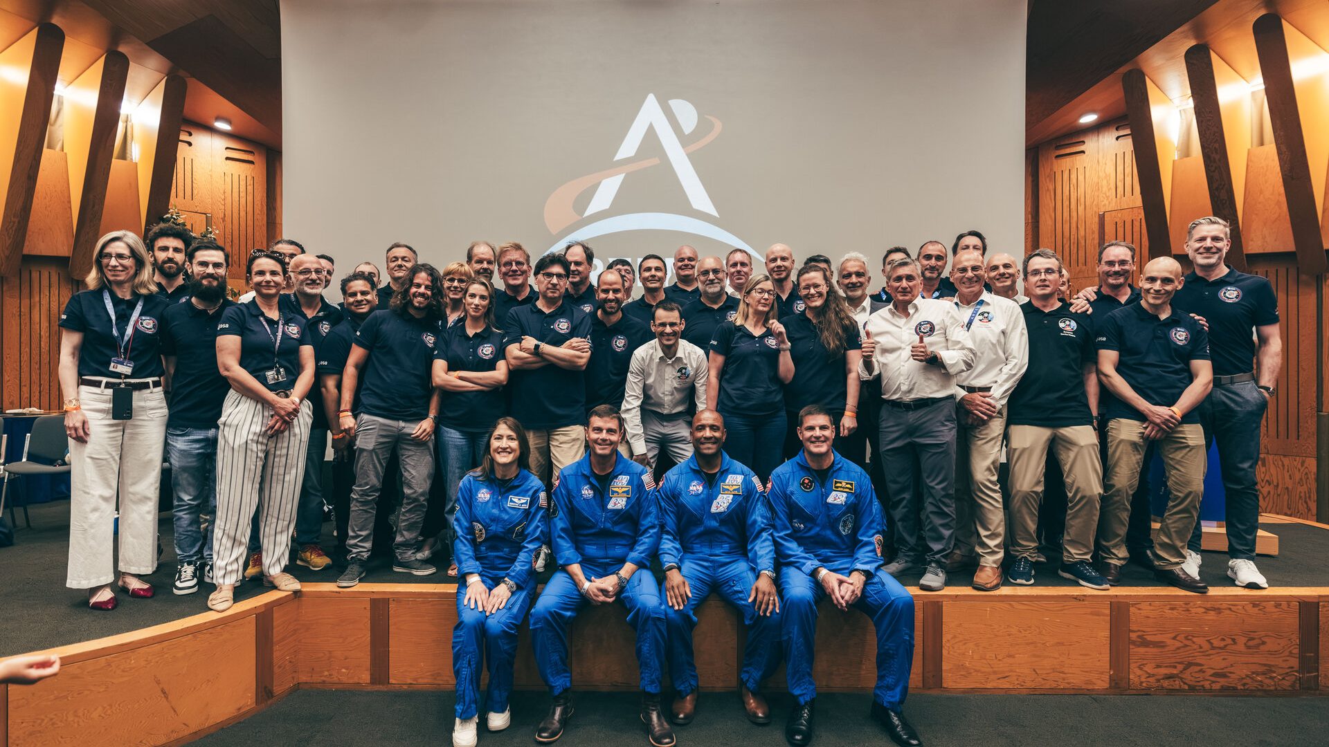 European Service Module team meets Artemis II crew