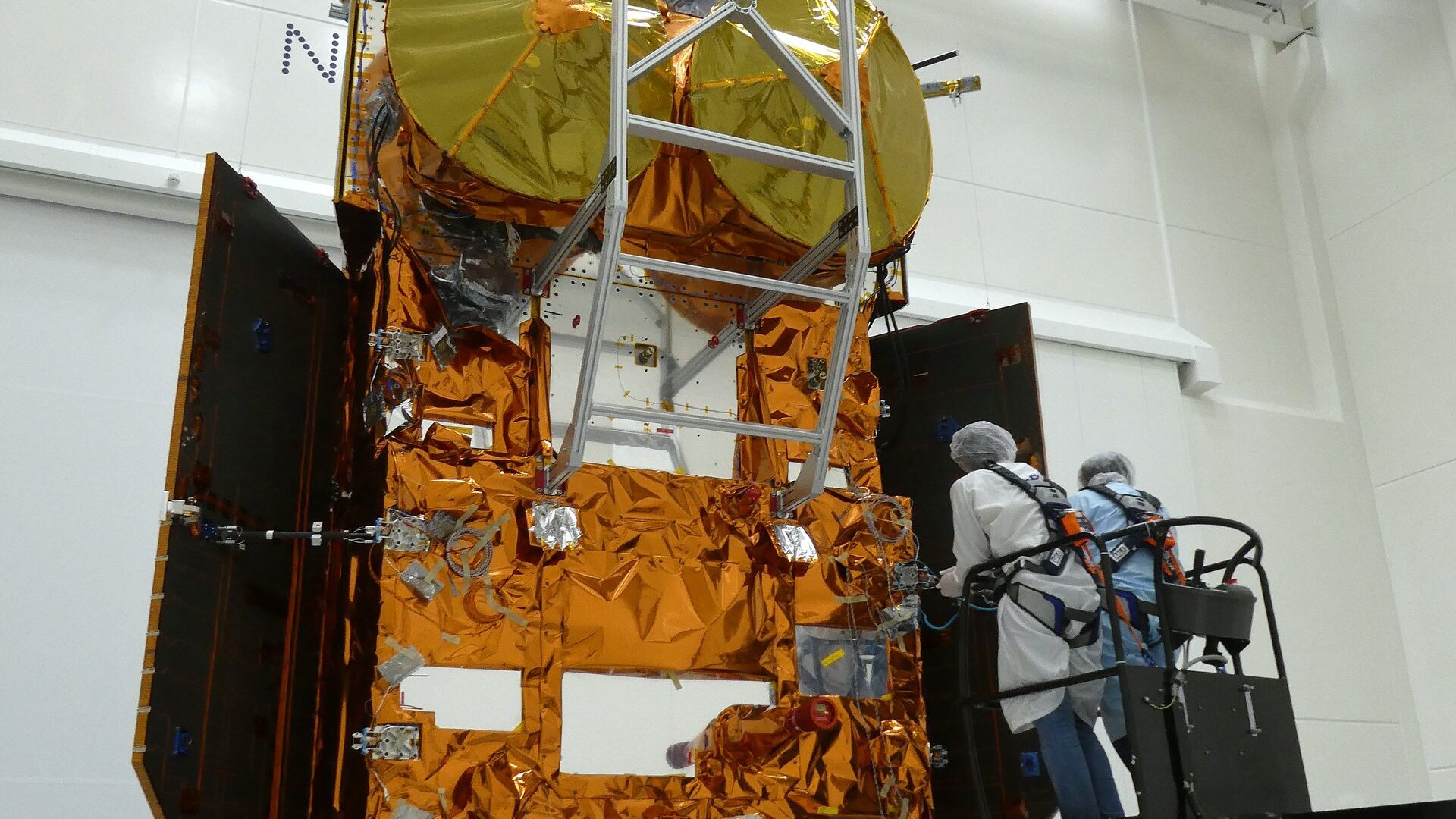 Ice mission CRISTAL opens its wings