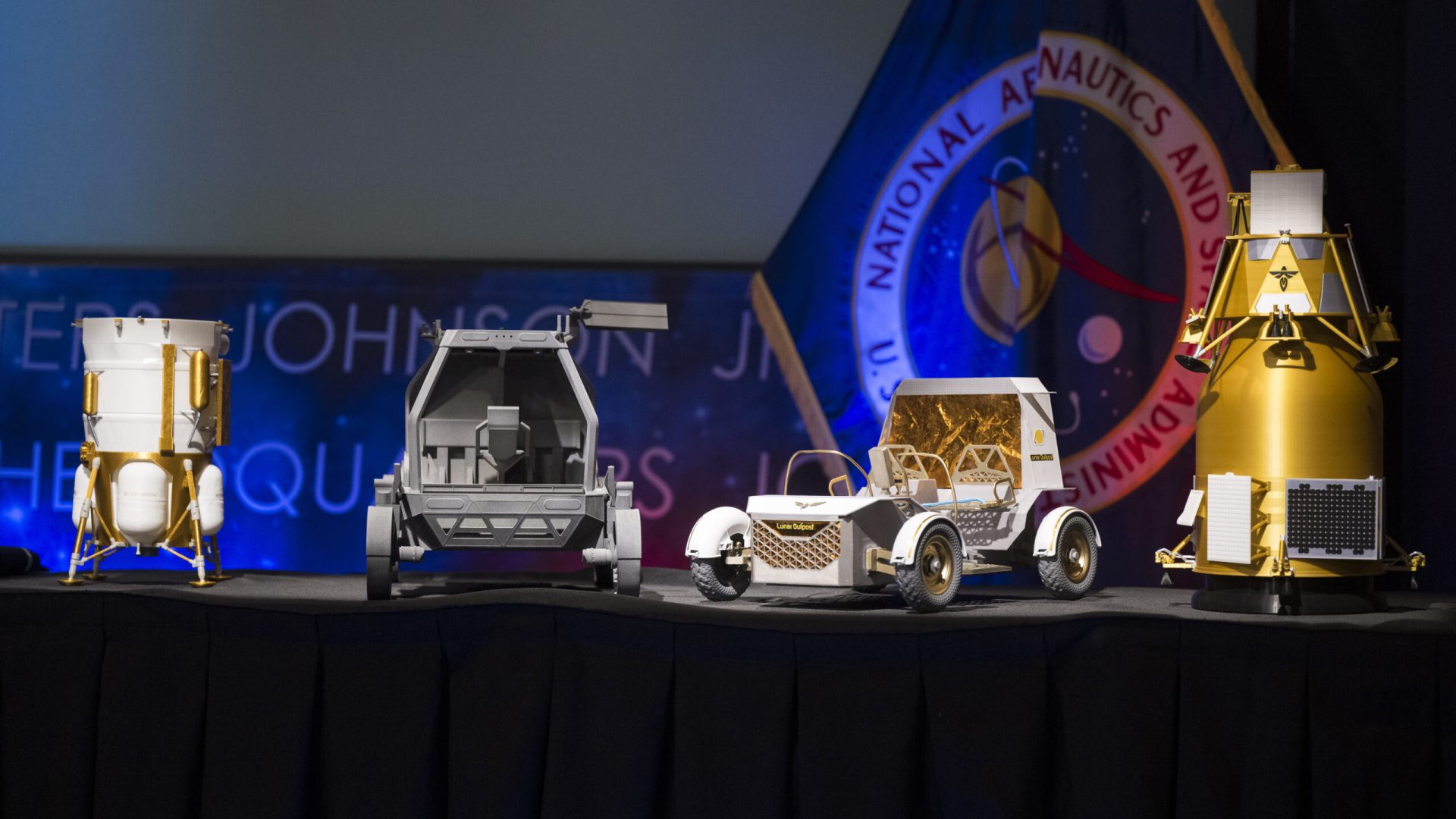 De izquierda a derecha, se observan los modelos del módulo de aterrizaje lunar Mark 1 de Blue Or...